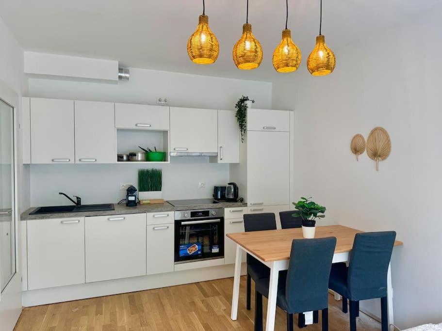 Rooftop Apartment With Balcony & Free Parking Вена Экстерьер фото